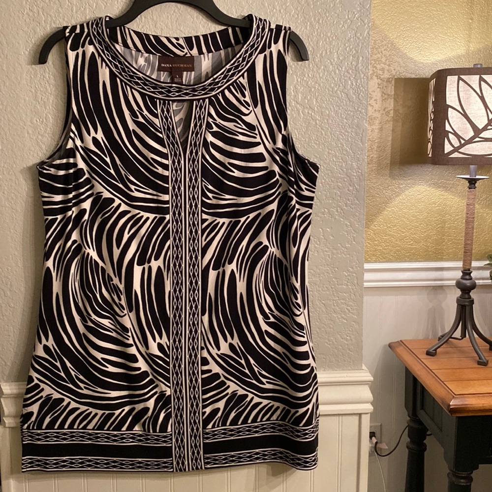 Ladies sleeveless tunic top.  Size - L  Brand- Dana Buchman.  Colors- bk & cream